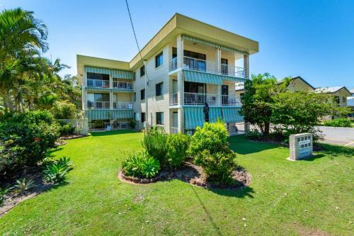 Ground Floor, Air Condtioned Apartment!