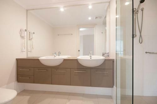 Spectacular Unit Overlooking Pumicestone Passage - Welsby Pde, Bongaree