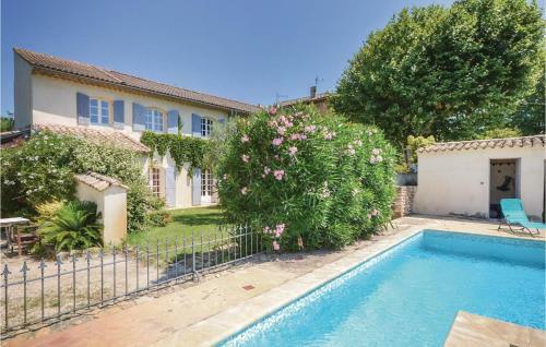 Eight-bedroom Holiday Home In Caderousse