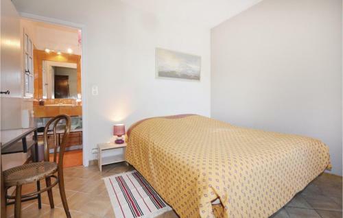 Eight-bedroom Holiday Home In Caderousse