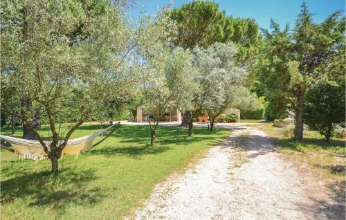 Eight-bedroom Holiday Home In Caderousse