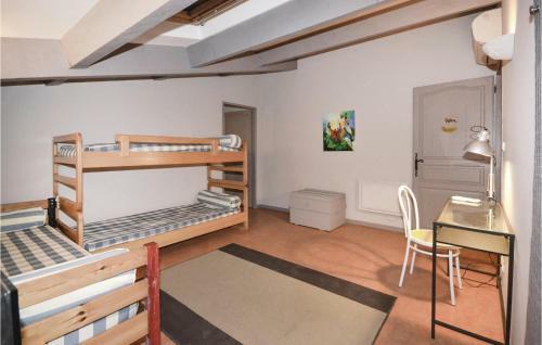 Eight-bedroom Holiday Home In Caderousse