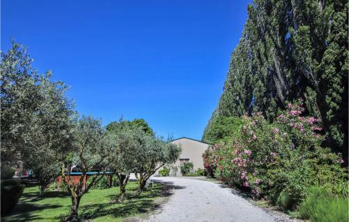 Three-bedroom Holiday Home In Verquieres