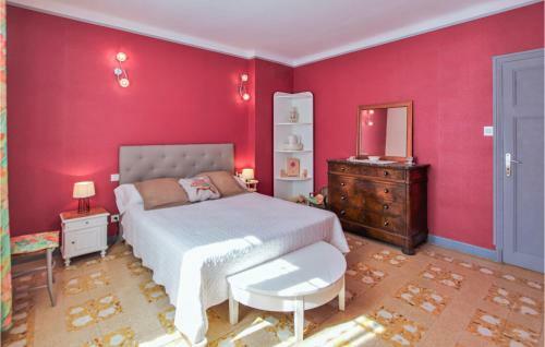 Three-bedroom Holiday Home In Verquieres
