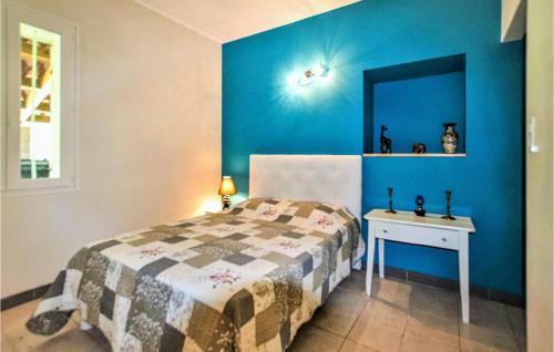 Three-bedroom Holiday Home In Verquieres