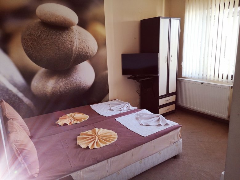 Riskyoff Hotel