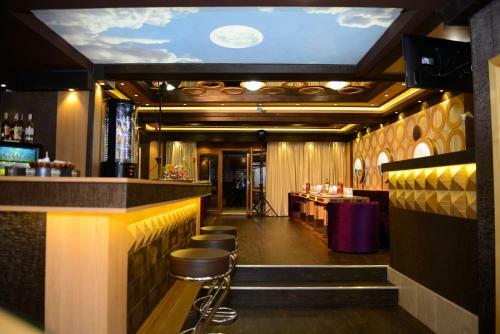 Hotel Emaly Green