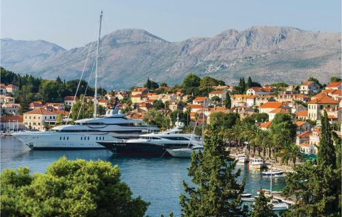 Three-bedroom Holiday Home In Brotnice