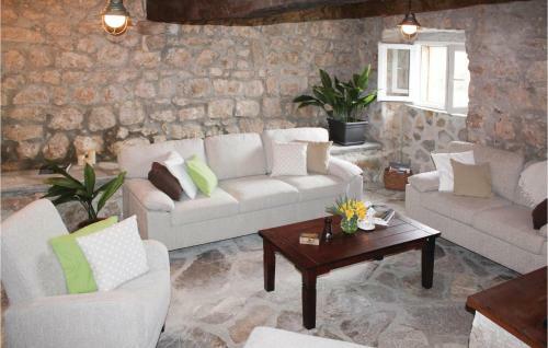 Three-bedroom Holiday Home In Brotnice