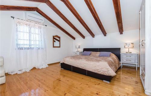 Three-bedroom Holiday Home In Lozovac