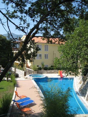 Garden & Swimming Pool Apartments Orahovac
