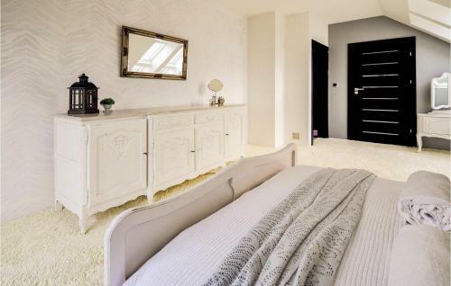 Three-bedroom Holiday Home In Zbychowo