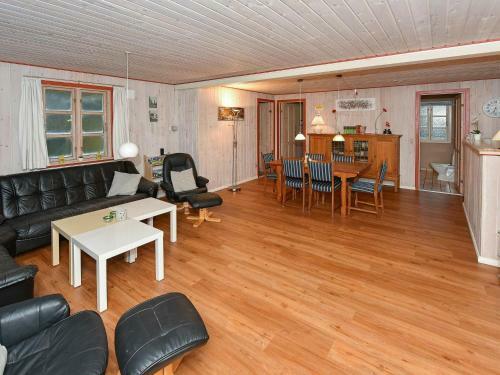 Four-bedroom Holiday Home In Oksb�l 6