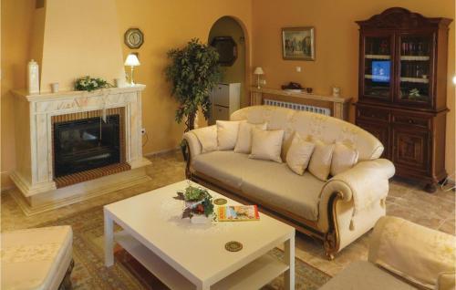 Three-bedroom Holiday Home In Benferri