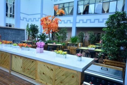Jinggu Fang Ting Holiday Hotel