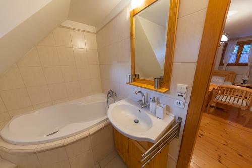 Hotel Vala?sk� Chalupy Resort
