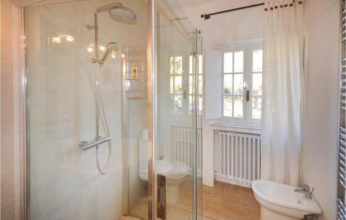 Six-bedroom Holiday Home In Le Rouret