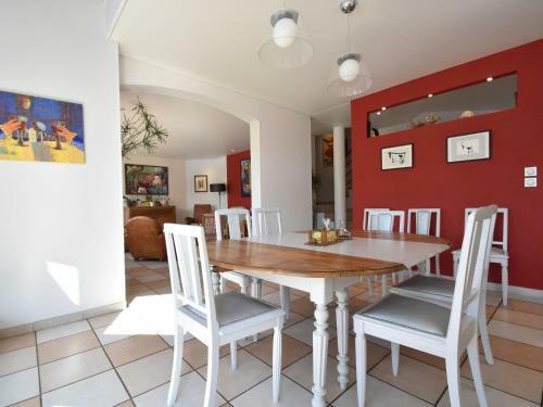 Idyllic Villa In Leynes With Swimming Pool