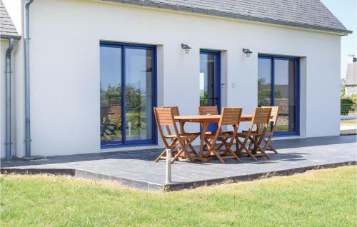 Four-bedroom Holiday Home In Plouezec