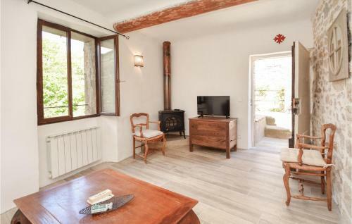 Two-bedroom Apartment In St-sebastien D'aigref.