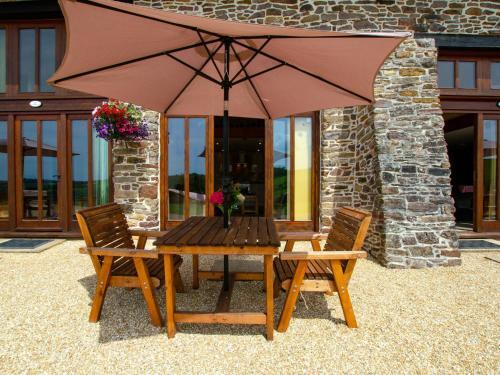 Beautiful Apartment In Tiverton With Jacuzzi