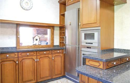 Three-bedroom Holiday Home In Antromero