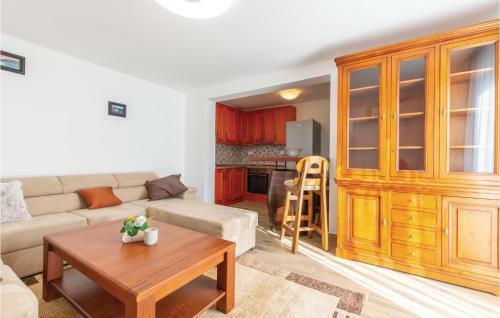 Seven-bedroom Holiday Home In Cacvina