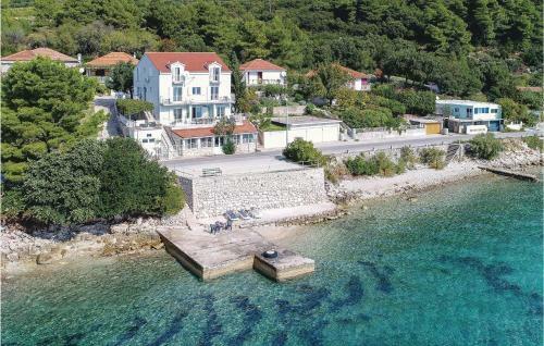 Nine-bedroom Holiday Home In Kuciste