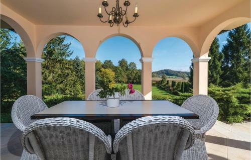 Three-bedroom Holiday Home In Donji Zbilj