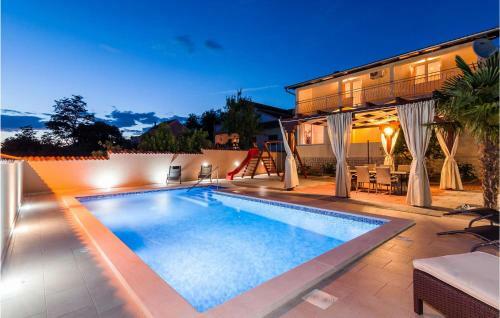 Four-bedroom Holiday Home In Benkovac
