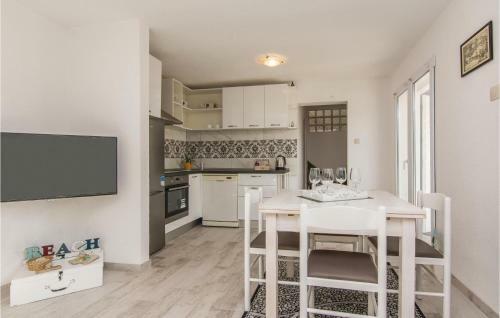 Two-bedroom Holiday Home In Privlaka-sabunike