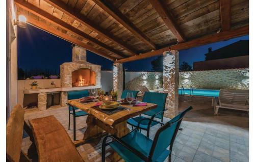 Two-bedroom Holiday Home In Privlaka-sabunike