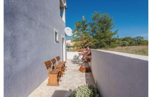 Two-bedroom Holiday Home In Privlaka-sabunike