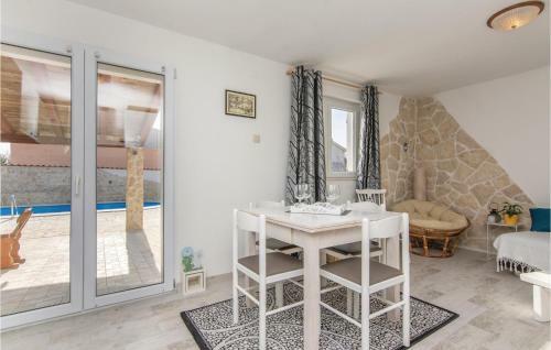 Two-bedroom Holiday Home In Privlaka-sabunike