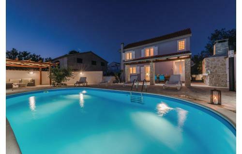 Two-bedroom Holiday Home In Privlaka-sabunike