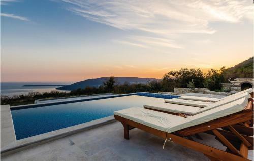 Two-bedroom Holiday Home In Herceg Novi