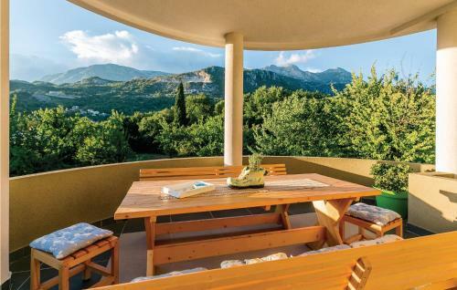 Six-bedroom Holiday Home In Herceg Novi