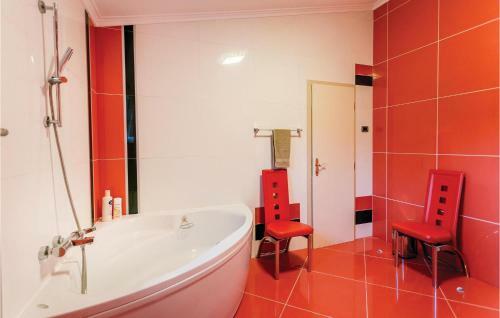 Six-bedroom Holiday Home In Herceg Novi