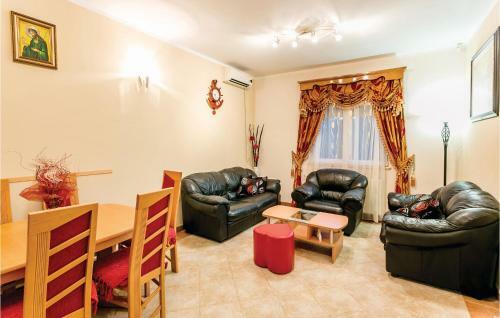 Six-bedroom Holiday Home In Herceg Novi