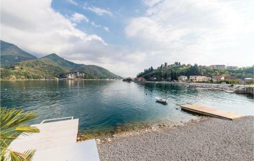 Three-bedroom Apartment In Kamenari