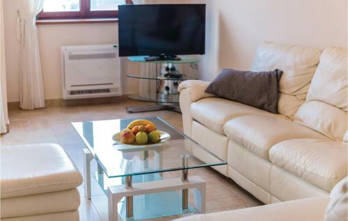 Three-bedroom Apartment In Kamenari
