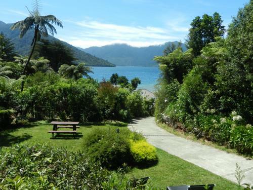 Mahana Lodge Boutique Bed & Breakfast