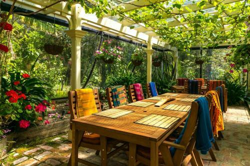 Mahana Lodge Boutique Bed & Breakfast