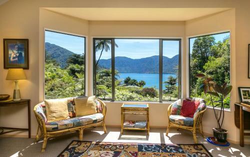 Mahana Lodge Boutique Bed & Breakfast