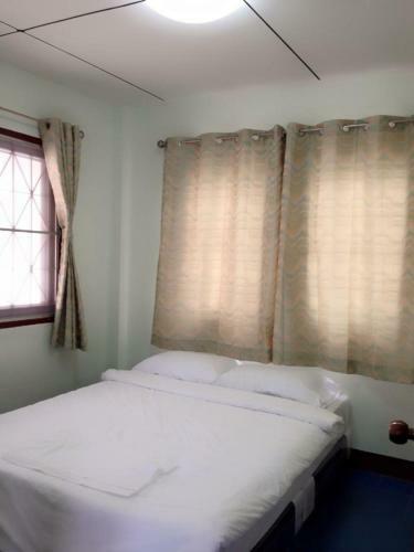 Hostal Plaifah Bungalow Koh Sichang