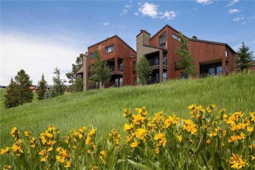 West Condominiums - W3301