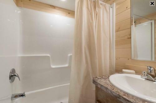 Appalachian Camping Resort Cottage 5