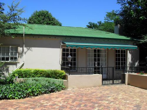 Hostal The Village Guest House