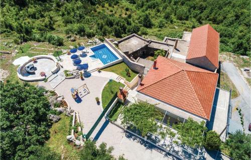 Three-bedroom Holiday Home In Radovcici