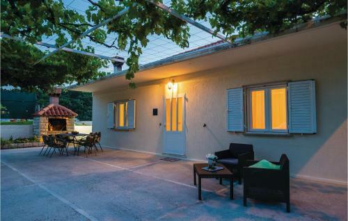 Three-bedroom Holiday Home In Radovcici